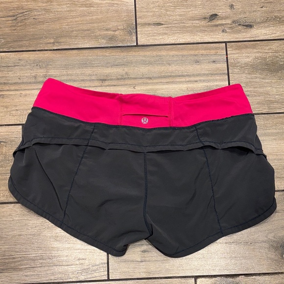 Women’s Lululemon Hottie Hot Shorts Size XL With Built In Liner - Picture 1 of 7